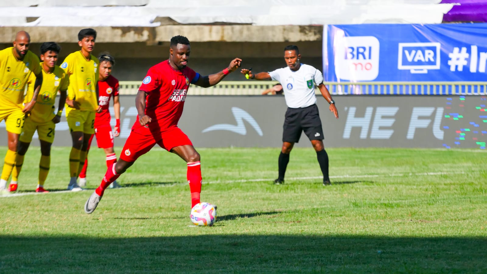 Kenneth Ngwoke (merah/Semen Padang FC) belum mampu akhiri tren buruk hingga match day 4 BRI Liga 1 2024/2025 (Foto: Nofri Andika)